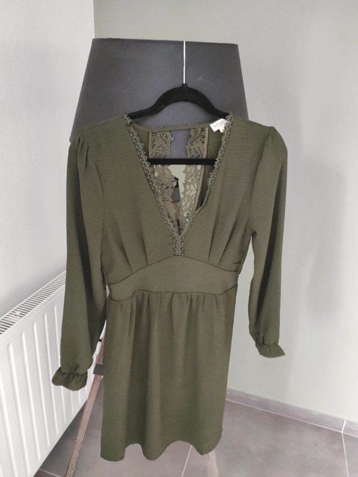 Robe 👗 kaki dentelle décolleté taille S - photo numéro 7