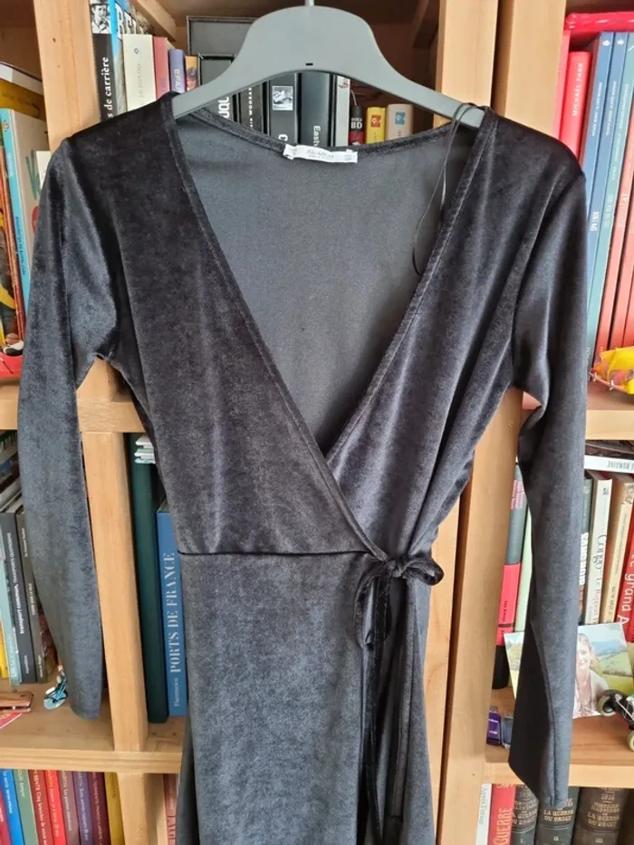 Robe noire Stradivarius en velours ras  S - photo numéro 2