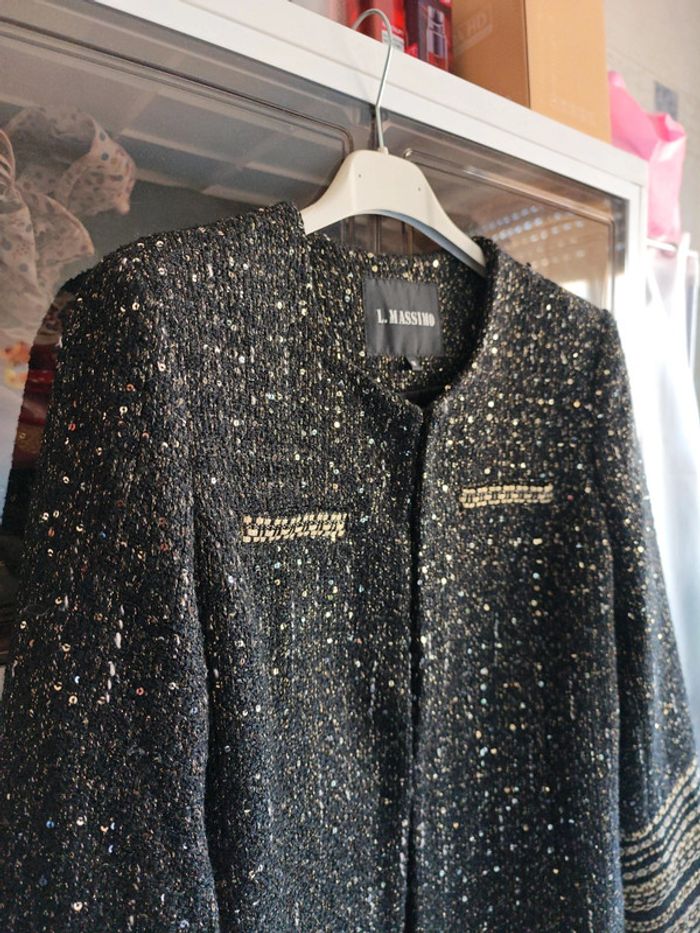 Manteau chic en tweed noir et doré