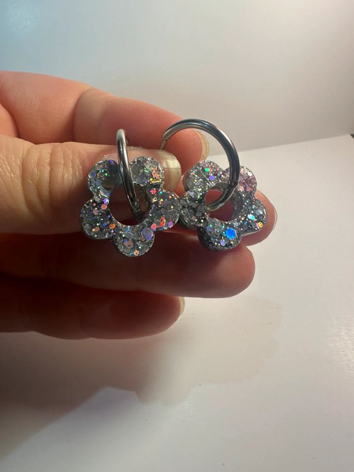 Créoles fleurs résine argentées - photo numéro 3