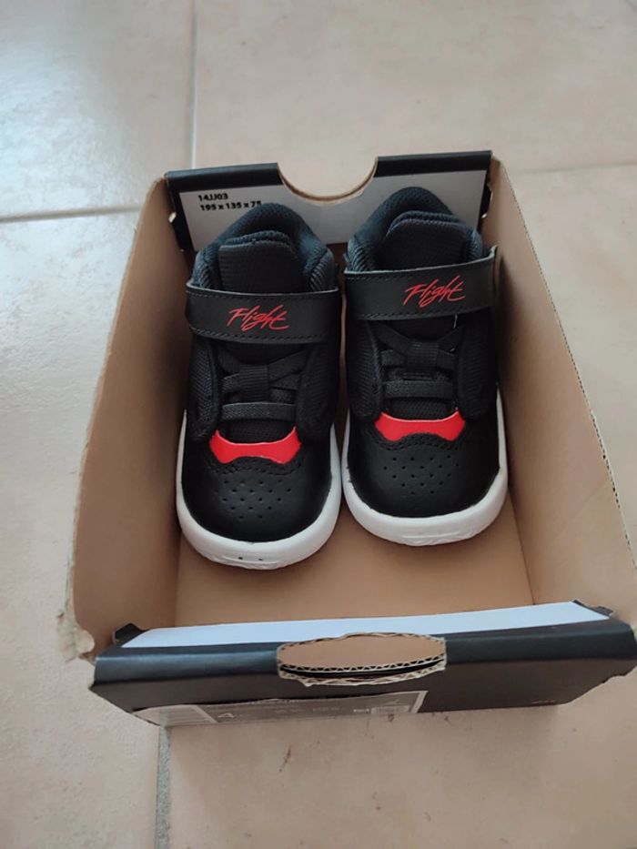 Baskets Jordan Max Aura 4
Pointure 19.5 - photo numéro 2