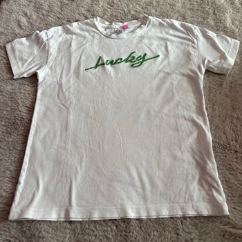 T-shirt blanc avec écriture verte