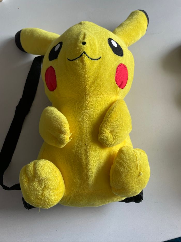Peluche pikachu