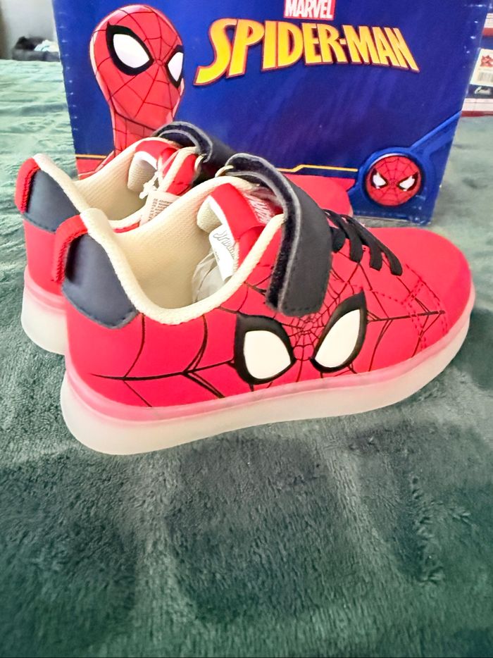 Basket Spiderman Marvel lumineux - photo numéro 4