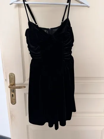Robe noire en velours Bershka