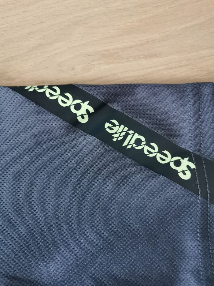 Tee shirt manches courtes de sport 10-12 ans en très bon état - photo numéro 2