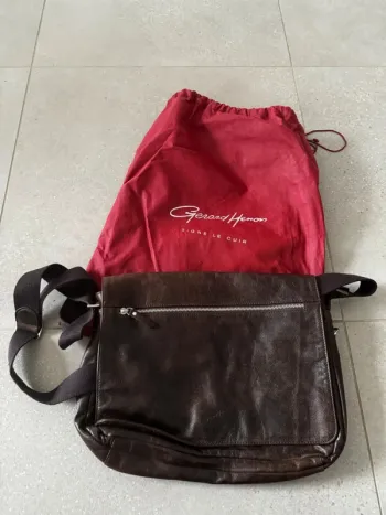 Pochette à bandoulière Gerard Hénon, bon état 35x25cm