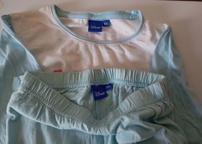 Pyjama 2 pièces. 8 ans . Coton blanc et bleu turquoise clair . Disney Reine des Neiges. Elsa et Anna. Très bon état. - photo numéro 6