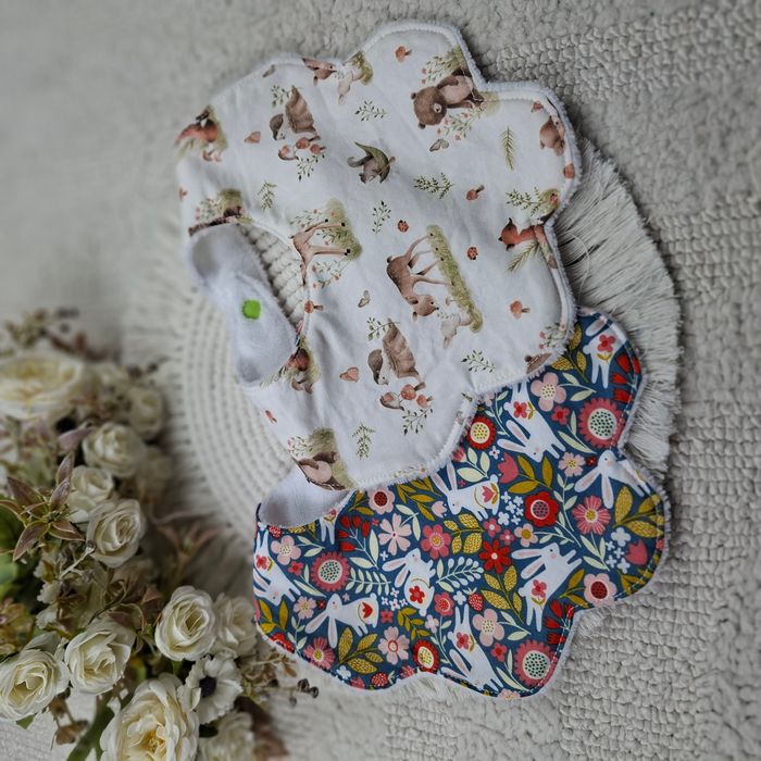 Lot de 2 bavoirs forme fleur en promotion