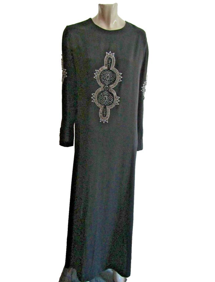 robe d'hôtesse longue tissu fluide broderies en perles et strass t.46/48