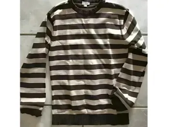 Pull mi-saison garçon 10 ans parfait état