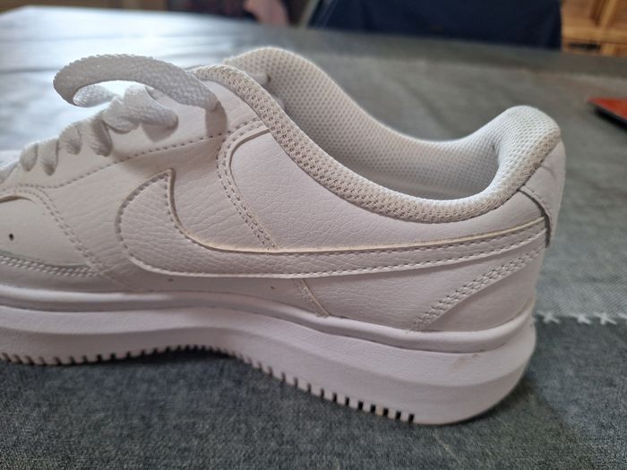 Vends baskets blanche vision alta Nike - photo numéro 7