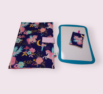 pochette range ardoise et crayons, effaceur offert, modèle licornes roses fond marine