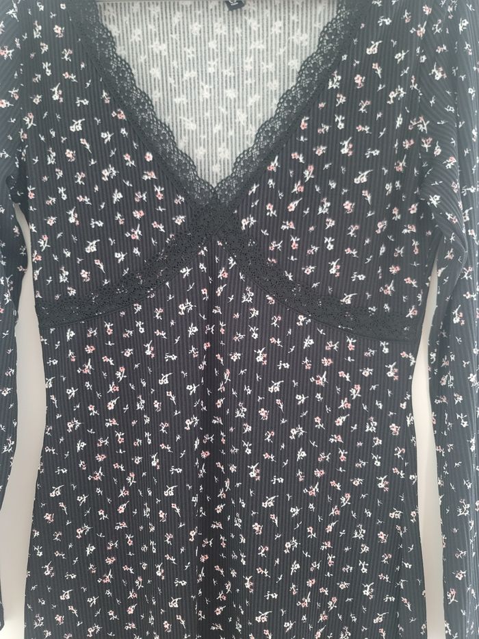 Robe moulante motif fleurs - photo numéro 2
