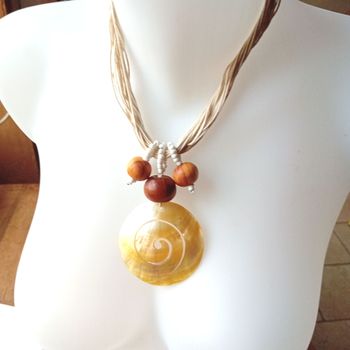 collier cordon beige gros coquillage 
