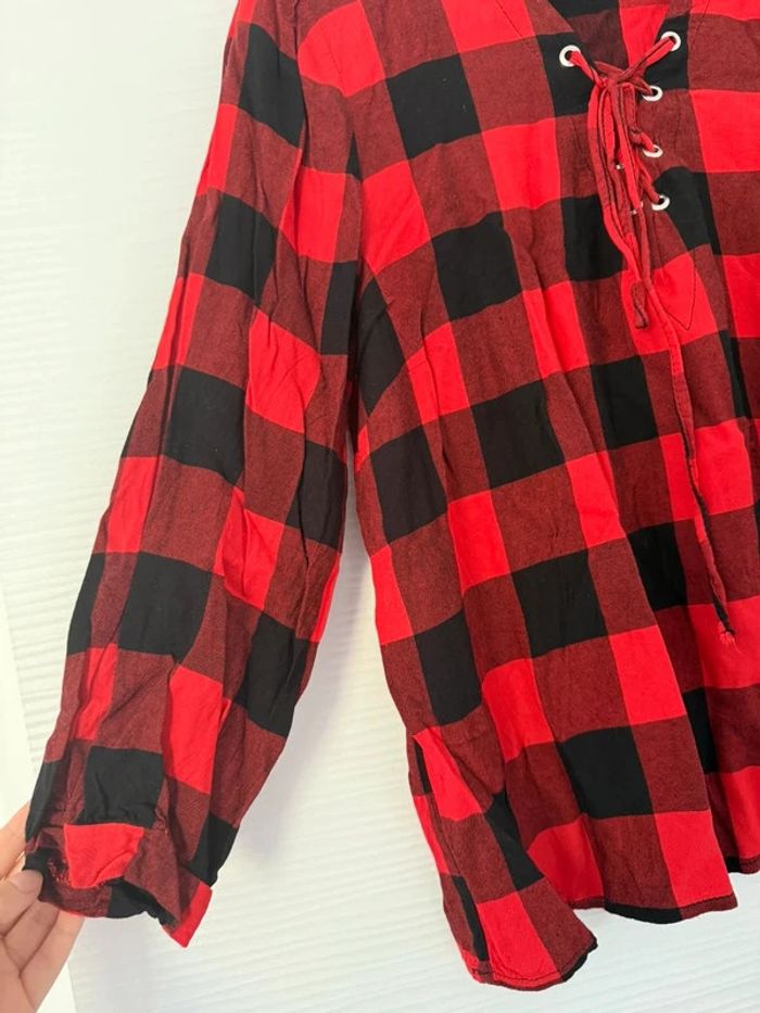 Haut chemise à carreaux rouges et noirs manches trois quart avec décolleté et lacets - photo numéro 2