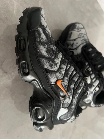 NIKE TN MILITAIRE GRIS ORANGE 28