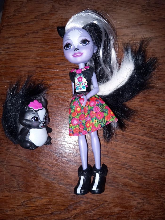 Poupée enchantimals mouffette