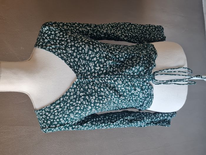 Haut manche longue vert fleurs blanches