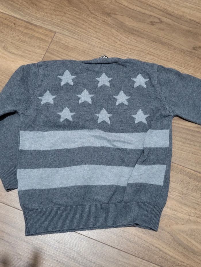 Pull tape à l'œil 3 ans ,un bouton est cassé voir photo