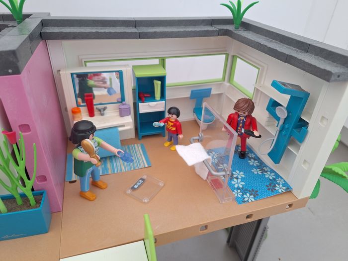 Maison moderne playmobil + extension, piscine, studio invités, voiture et nombreux accessoires et personnages - photo numéro 4