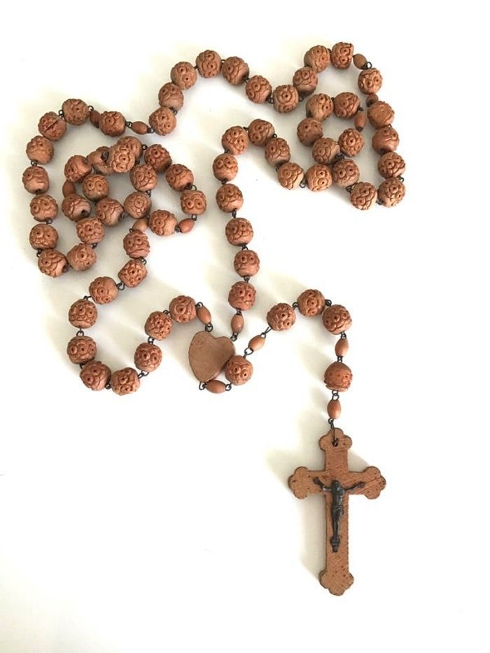 Rosaire ancien en bois sculpté