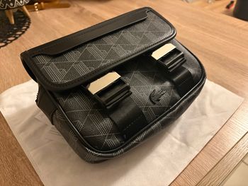 Sacoche Lacoste monogramme noir 