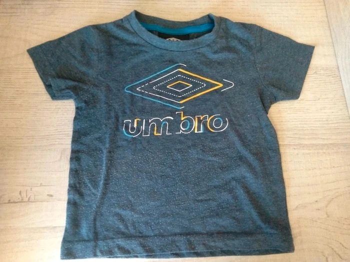 T-shirt Umbro 24 mois comme neuf