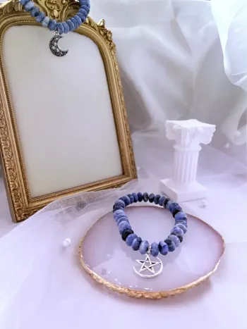 Lot de deux bracelets extensibles avec perles et bijoux