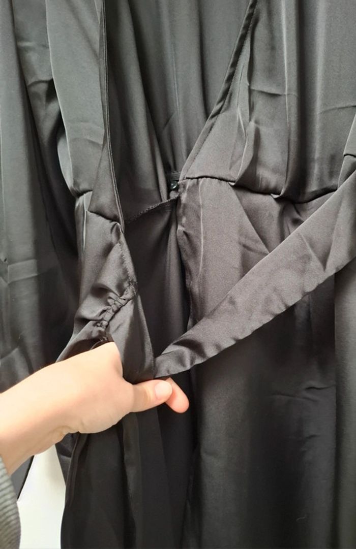 Robe noire satinée marque PIECES taille S - photo numéro 5
