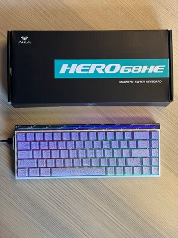 Clavier gaming AULA Hero 68 HE neuf – Violet & Blanc – Switchs magnétiques