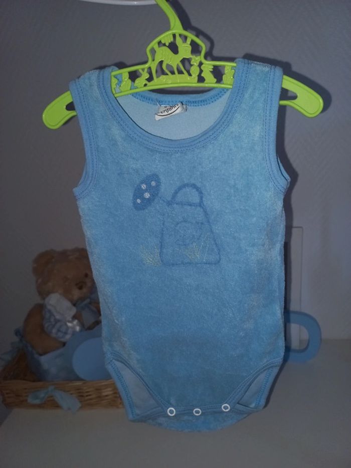 Lot 2 bodies sans manches garçon excellent état taille 6 mois - photo numéro 2