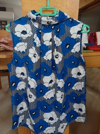 Blouse sans manches.