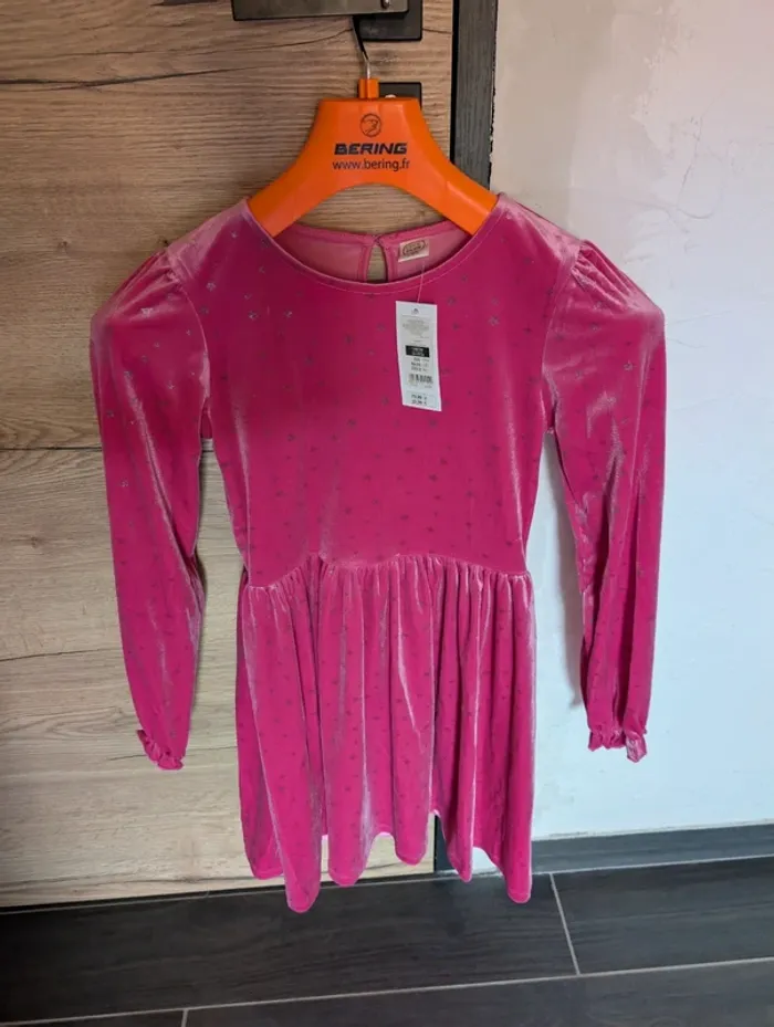 Robe fushia effet velours neuve 11ans