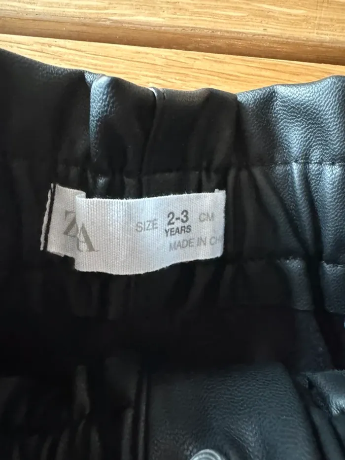 Short en similicuir noir avec fronssage - Taille 3/4 Ans - photo numéro 4