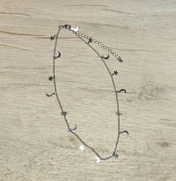 Collier argenté fantaisie ajustable avec breloques étoiles et lunes
