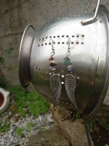 Boucles plumes et pierres naturelles