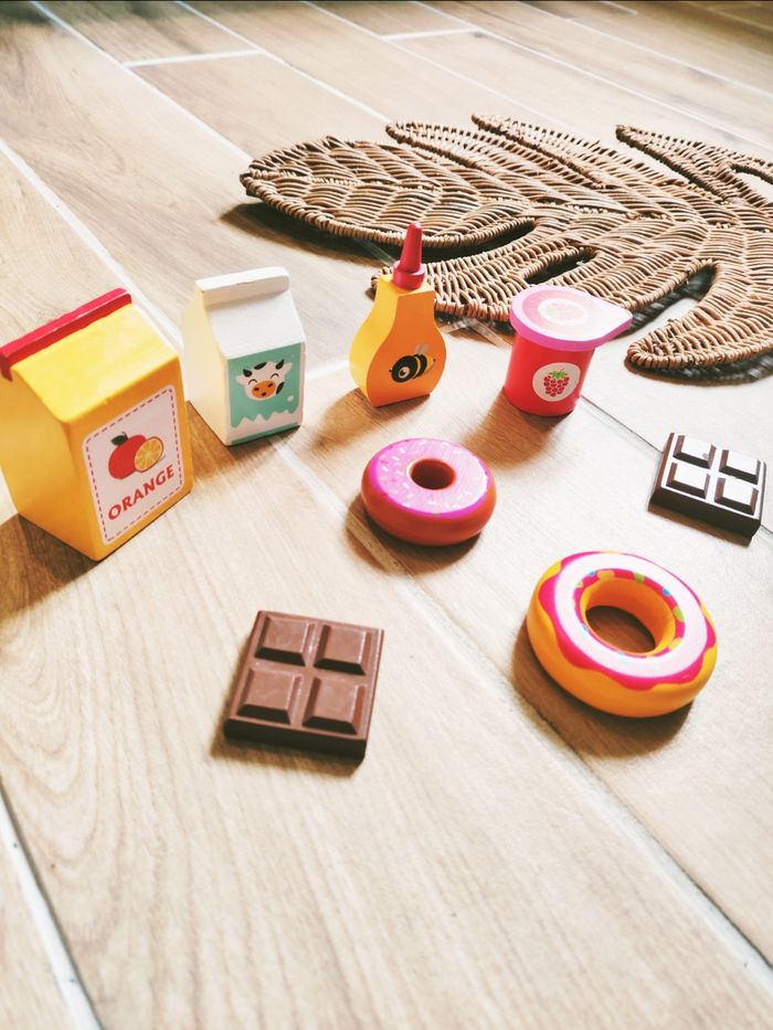 🥮 Dinette goûter aliments sucrés divers en bois - photo numéro 2