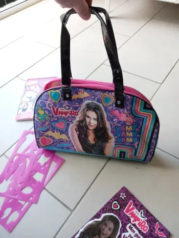 Lot articles Chicca Vampiro : Sac + livre+ bracelet + jeu