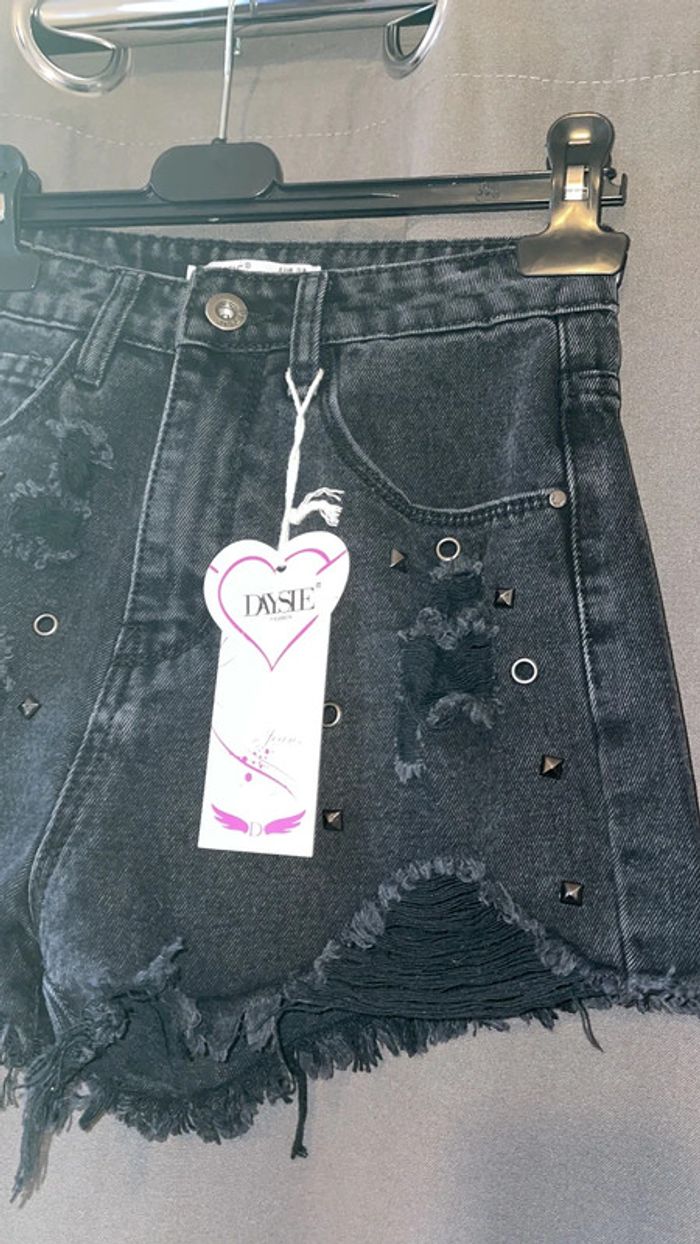Short en jean troué - photo numéro 2