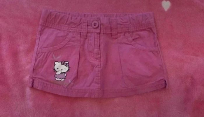 Jupe Hello Kitty taille 3 ans en très bon état