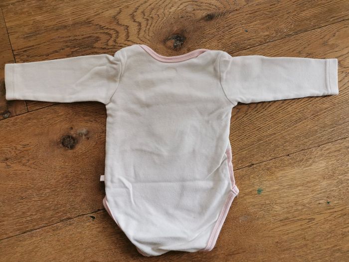 Lot 3 bodies 6 mois dont 2 Winnie l'ourson - photo numéro 4