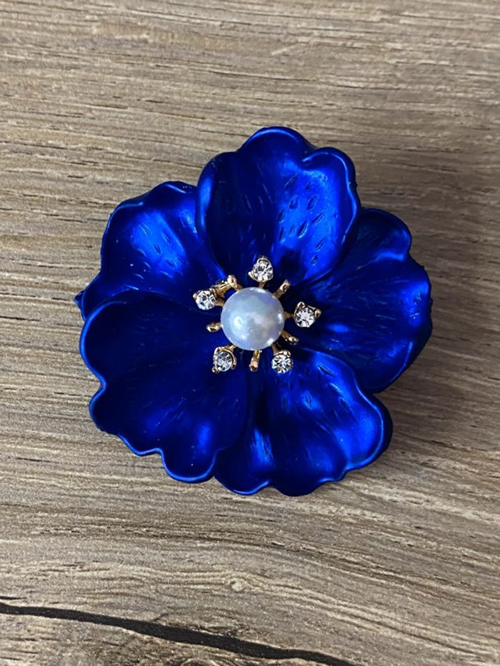 Broche fleur émaillé rétro