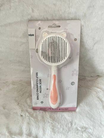 Brosse pour chat et chien autonettoyante blanche et rose