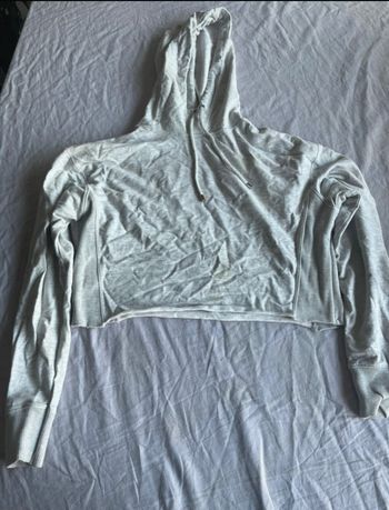 Pull blanc court à capuche