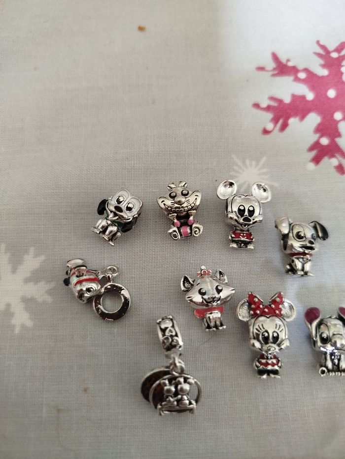 Lot magnifique de 9 charm Disney Minnie stitch mickey Pluto nemo Marie etcc - photo numéro 2
