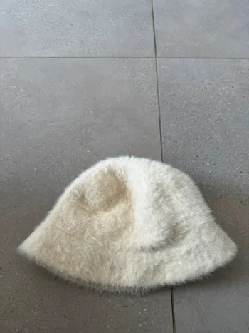 Bob crème taille unique, très bon état,