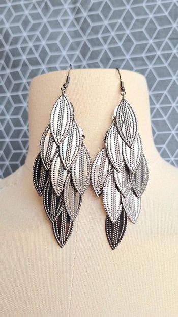 🟡 Grande boucle d'oreille grise. #alexegbijoux