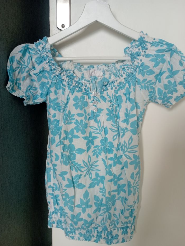 T-shirt bleu et blanc