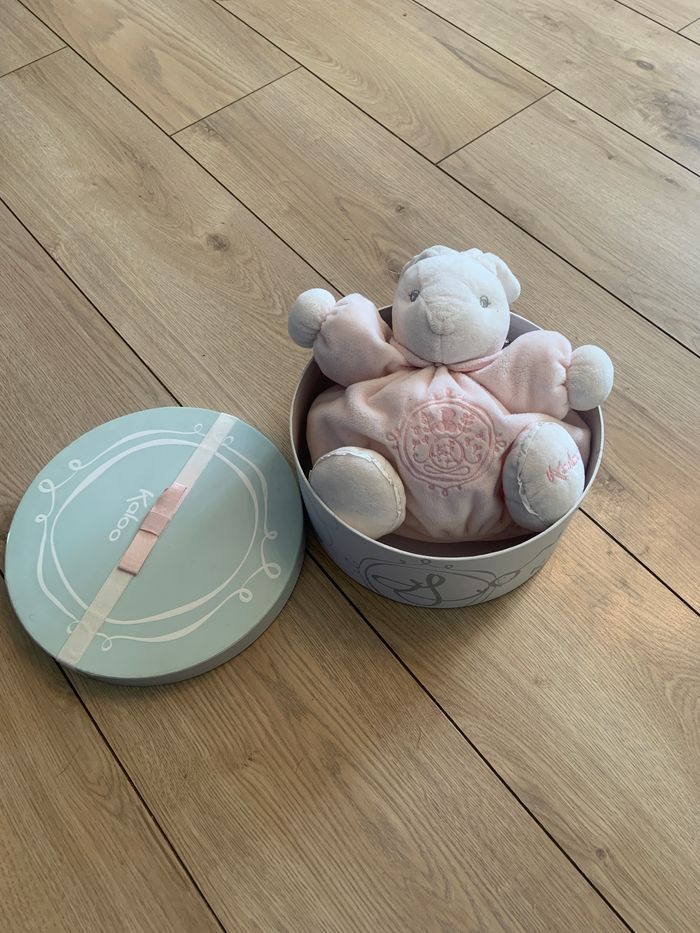 Peluche lapin dans boîte